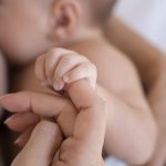 Как разбудить новорожденного для кормления: основные правила и нужно ли это делать