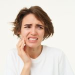 Пришеечный кариес: тихий враг вашей улыбки